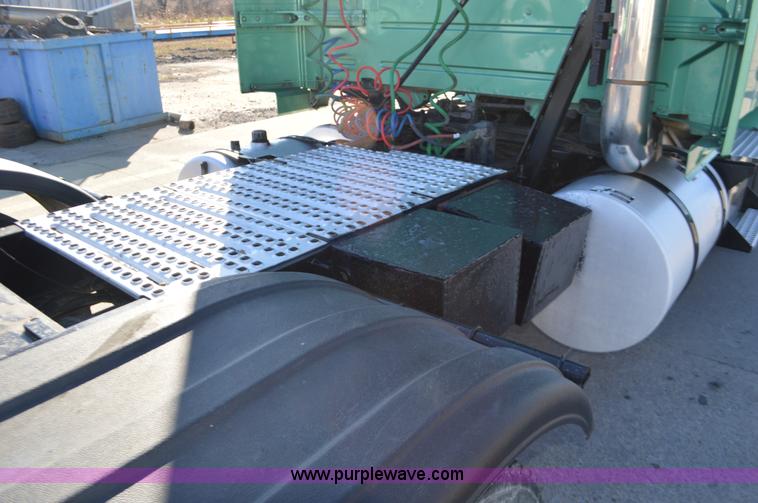 image for item K5371 2009 Volvo VNM semi truck