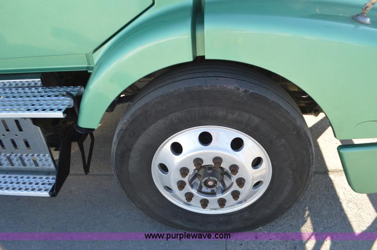 image for item K5371 2009 Volvo VNM semi truck