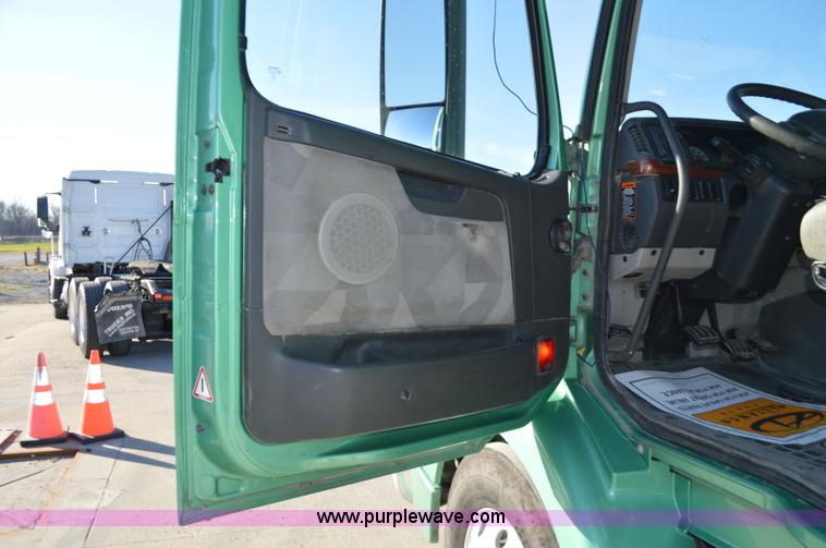 image for item K5371 2009 Volvo VNM semi truck