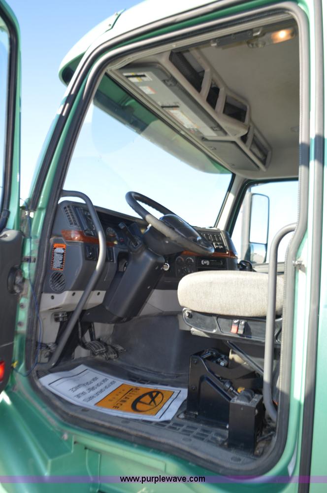 image for item K5371 2009 Volvo VNM semi truck