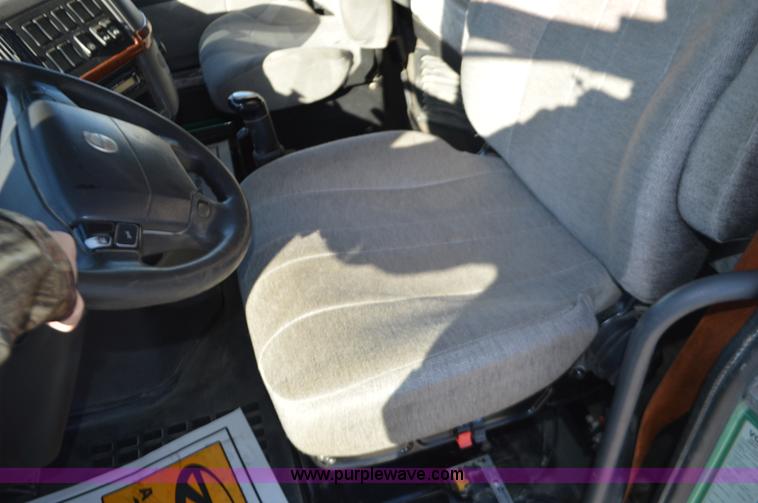 image for item K5371 2009 Volvo VNM semi truck