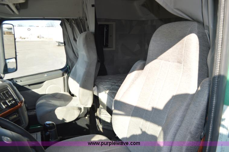 image for item K5371 2009 Volvo VNM semi truck