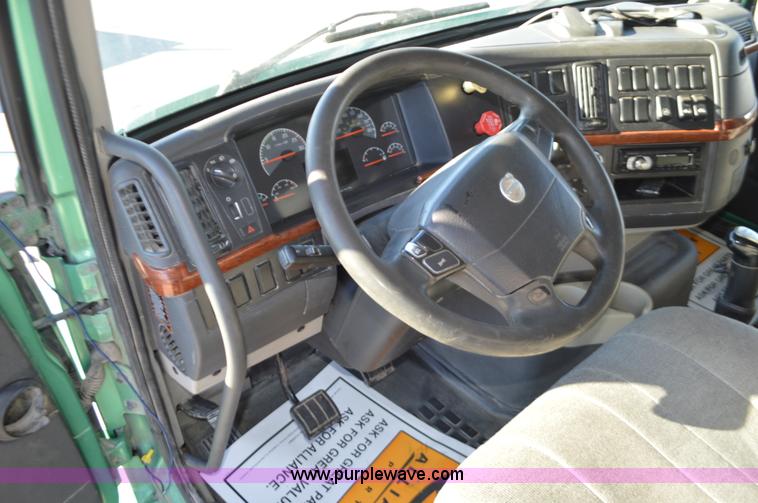 image for item K5371 2009 Volvo VNM semi truck