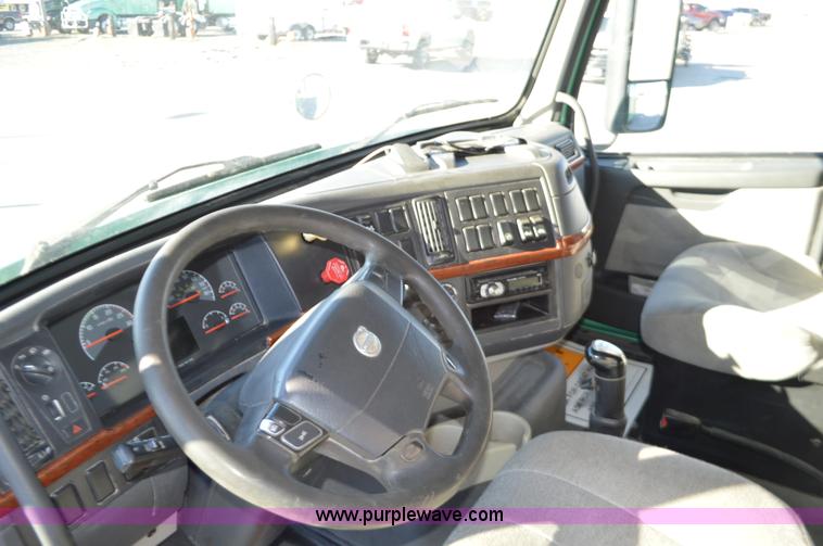 image for item K5371 2009 Volvo VNM semi truck