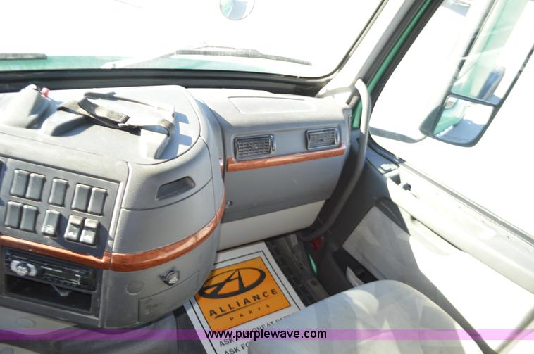 image for item K5371 2009 Volvo VNM semi truck