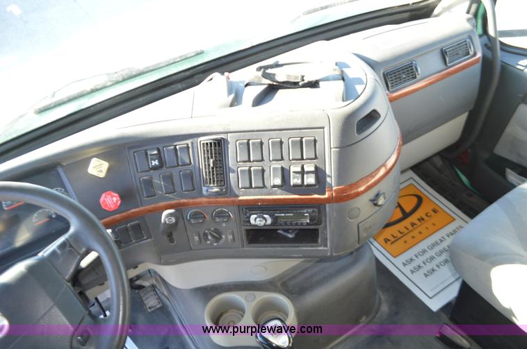 image for item K5371 2009 Volvo VNM semi truck