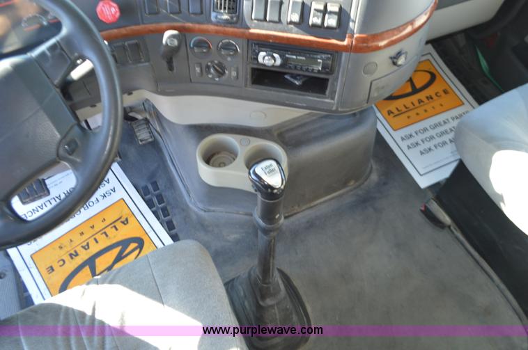 image for item K5371 2009 Volvo VNM semi truck