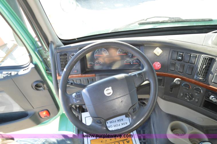 image for item K5371 2009 Volvo VNM semi truck
