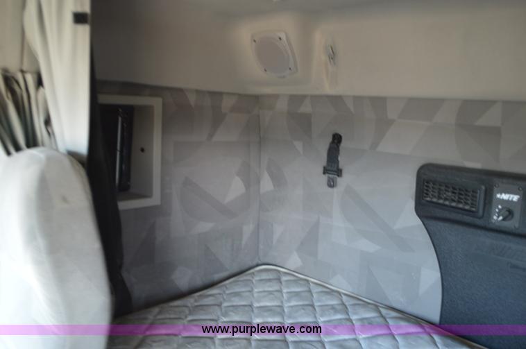 image for item K5371 2009 Volvo VNM semi truck