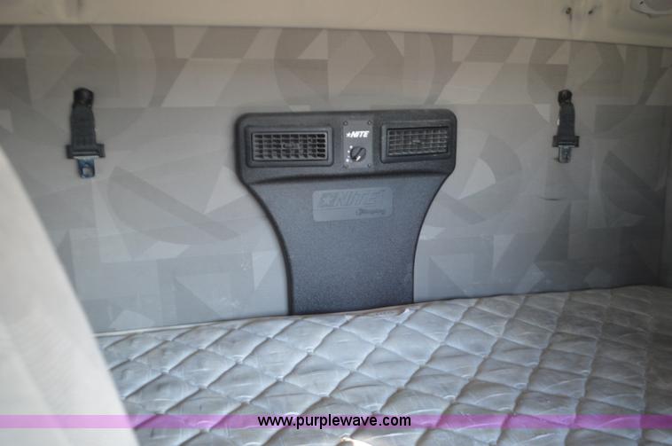 image for item K5371 2009 Volvo VNM semi truck