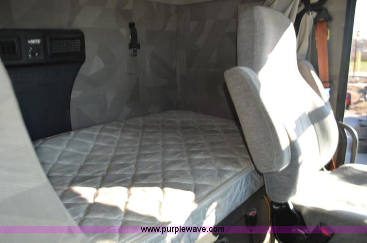 image for item K5371 2009 Volvo VNM semi truck