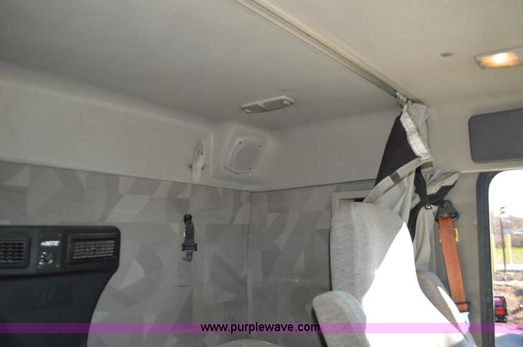 image for item K5371 2009 Volvo VNM semi truck