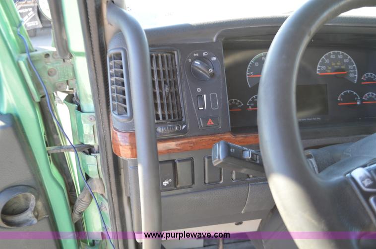 image for item K5371 2009 Volvo VNM semi truck
