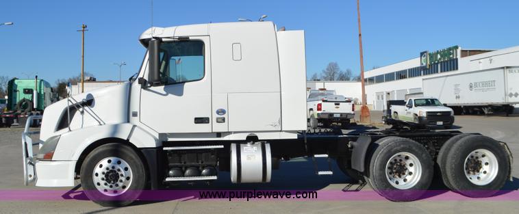 image for item K5372 2010 Volvo VNL semi truck