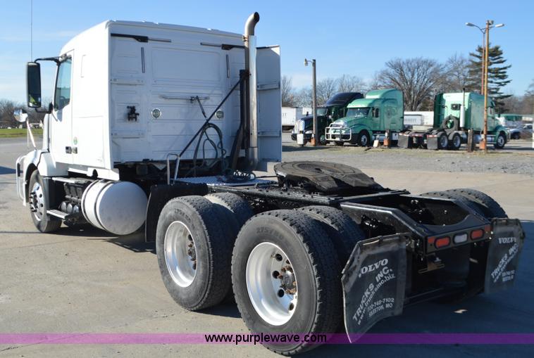 image for item K5372 2010 Volvo VNL semi truck