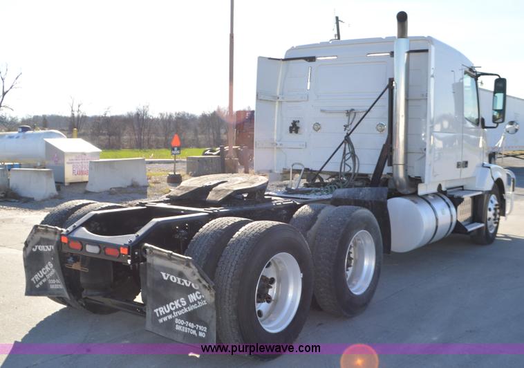 image for item K5372 2010 Volvo VNL semi truck