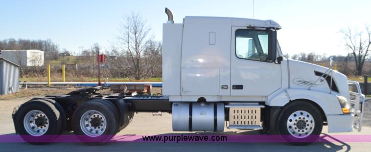 image for item K5372 2010 Volvo VNL semi truck