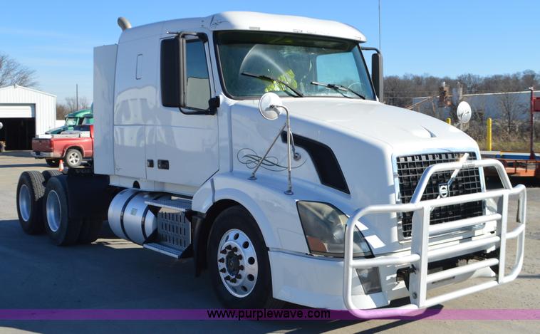 image for item K5372 2010 Volvo VNL semi truck