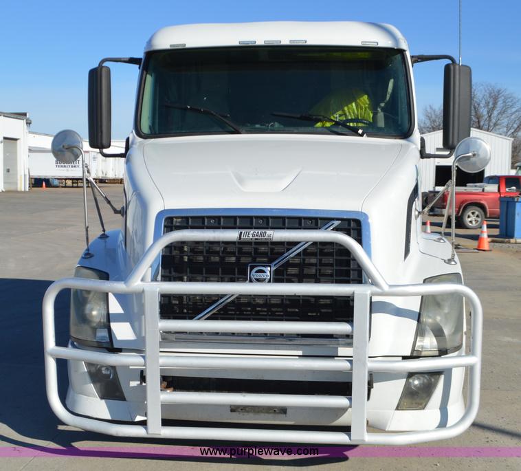 image for item K5372 2010 Volvo VNL semi truck