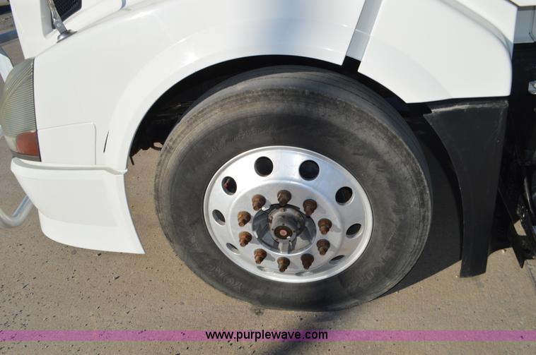 image for item K5372 2010 Volvo VNL semi truck