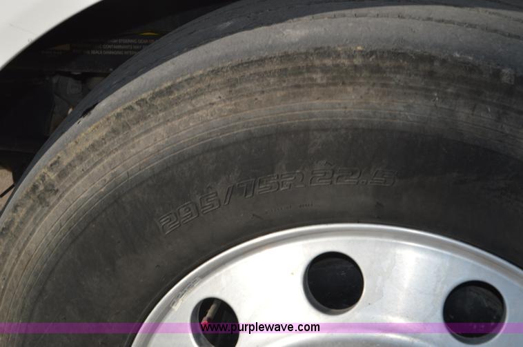 image for item K5372 2010 Volvo VNL semi truck