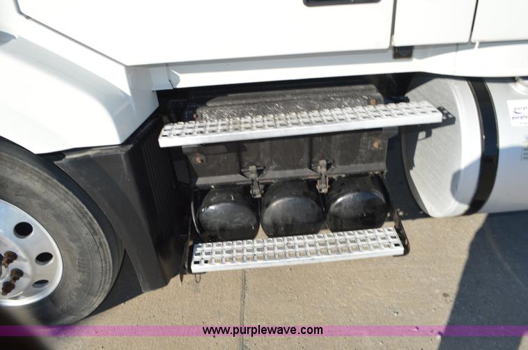 image for item K5372 2010 Volvo VNL semi truck