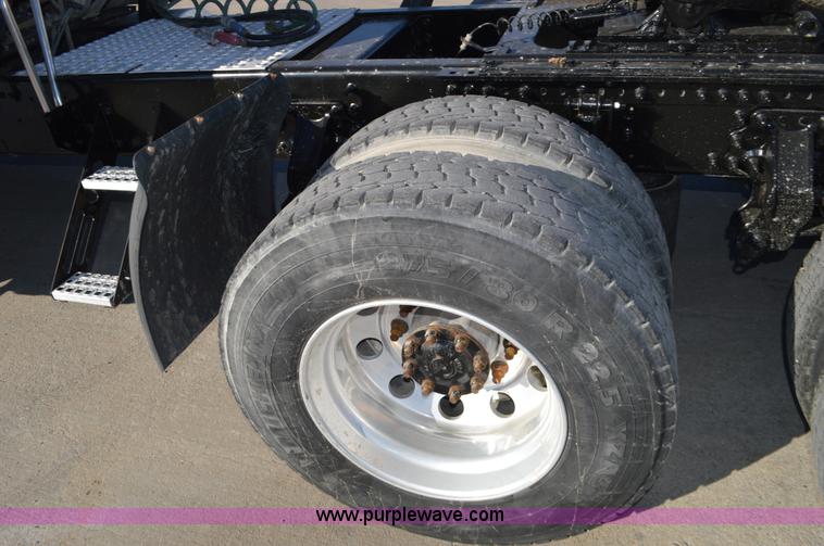 image for item K5372 2010 Volvo VNL semi truck