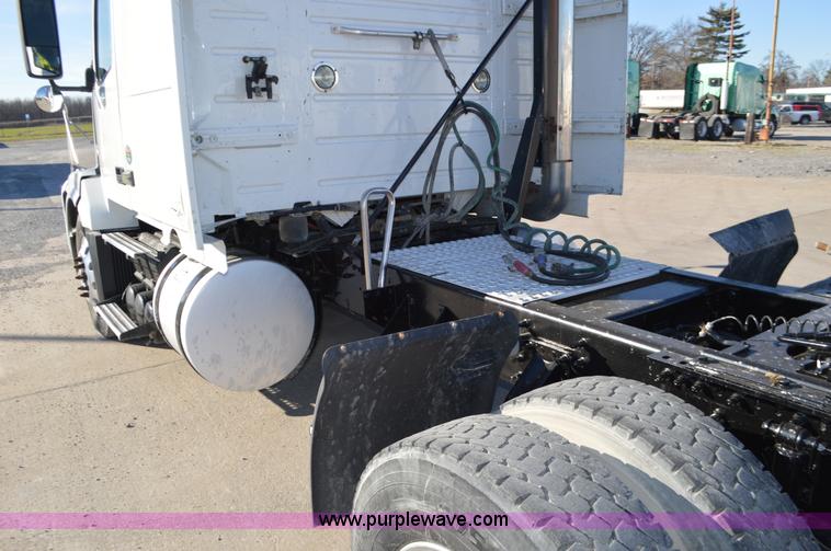image for item K5372 2010 Volvo VNL semi truck