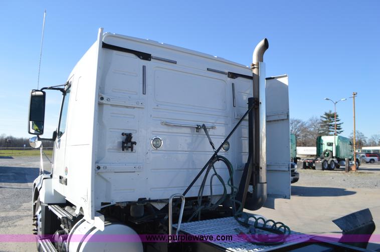 image for item K5372 2010 Volvo VNL semi truck