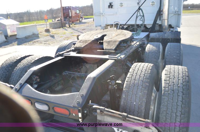 image for item K5372 2010 Volvo VNL semi truck