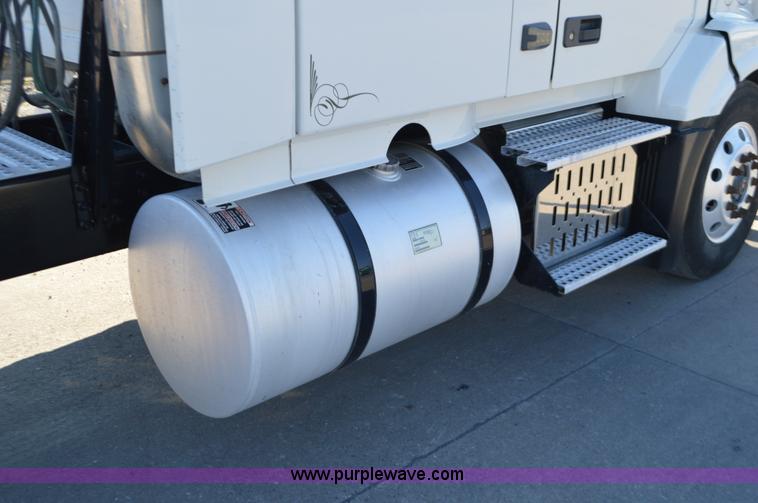 image for item K5372 2010 Volvo VNL semi truck