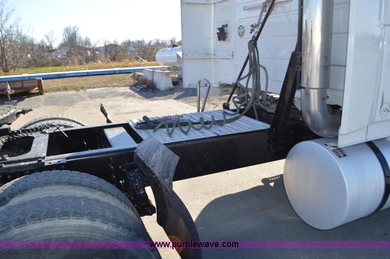 image for item K5372 2010 Volvo VNL semi truck