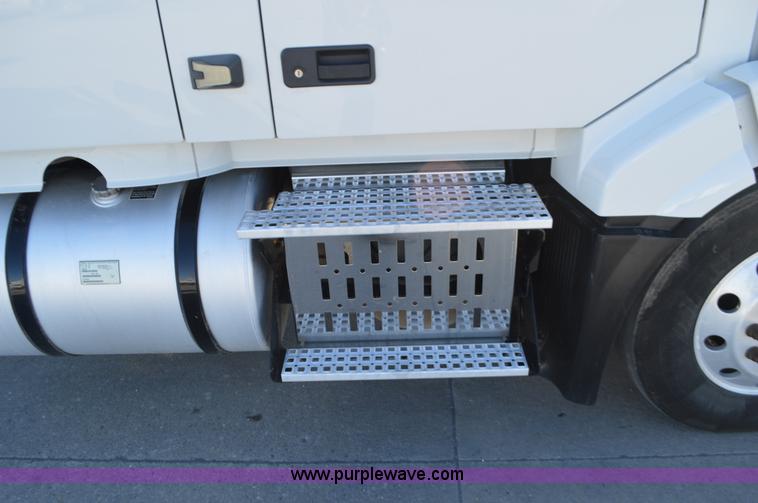 image for item K5372 2010 Volvo VNL semi truck