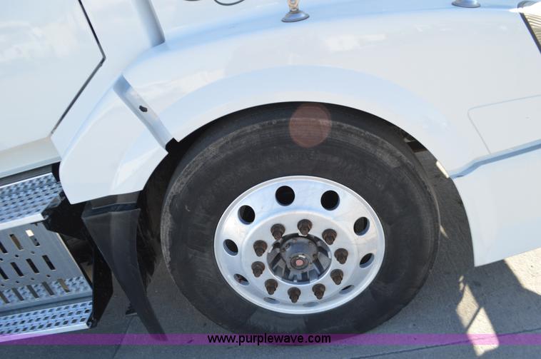 image for item K5372 2010 Volvo VNL semi truck