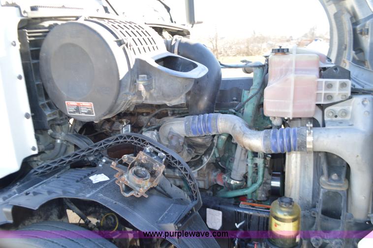 image for item K5372 2010 Volvo VNL semi truck