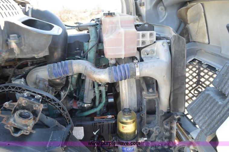 image for item K5372 2010 Volvo VNL semi truck