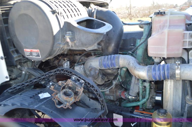 image for item K5372 2010 Volvo VNL semi truck