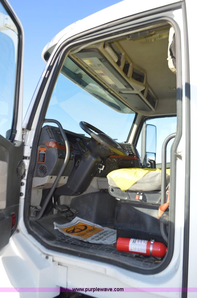 image for item K5372 2010 Volvo VNL semi truck