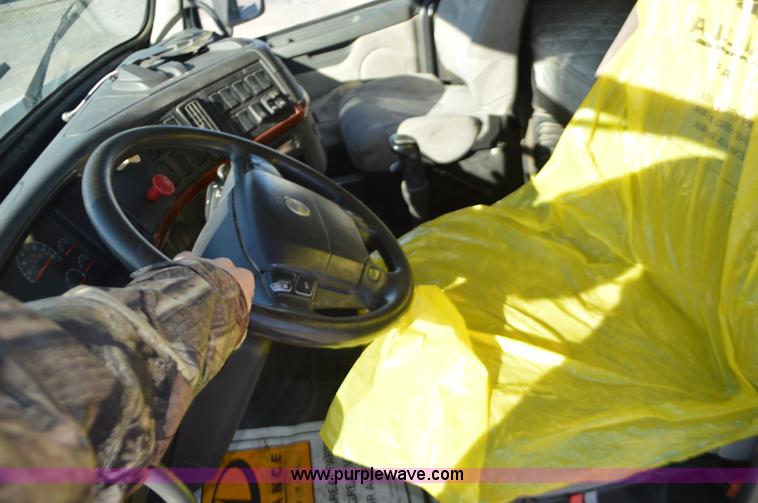 image for item K5372 2010 Volvo VNL semi truck