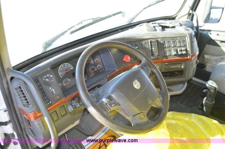 image for item K5372 2010 Volvo VNL semi truck
