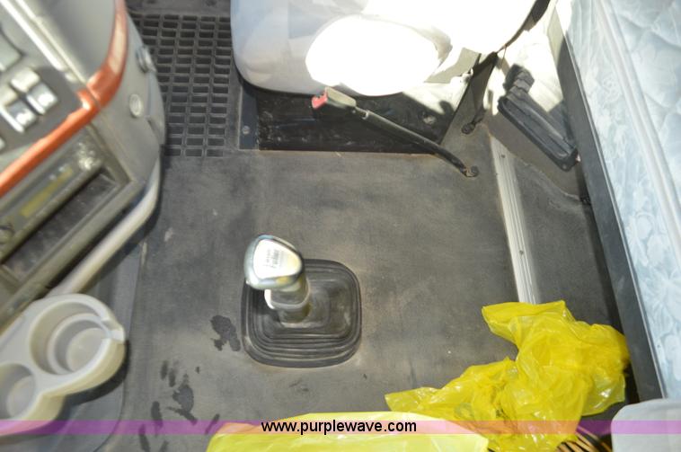 image for item K5372 2010 Volvo VNL semi truck