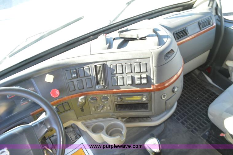 image for item K5372 2010 Volvo VNL semi truck