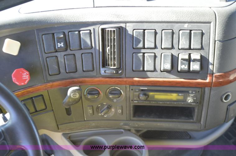 image for item K5372 2010 Volvo VNL semi truck