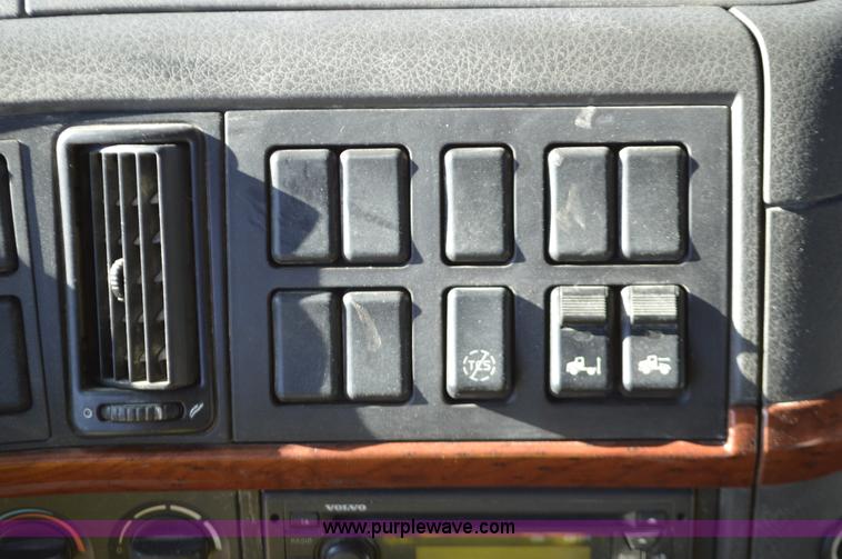image for item K5372 2010 Volvo VNL semi truck
