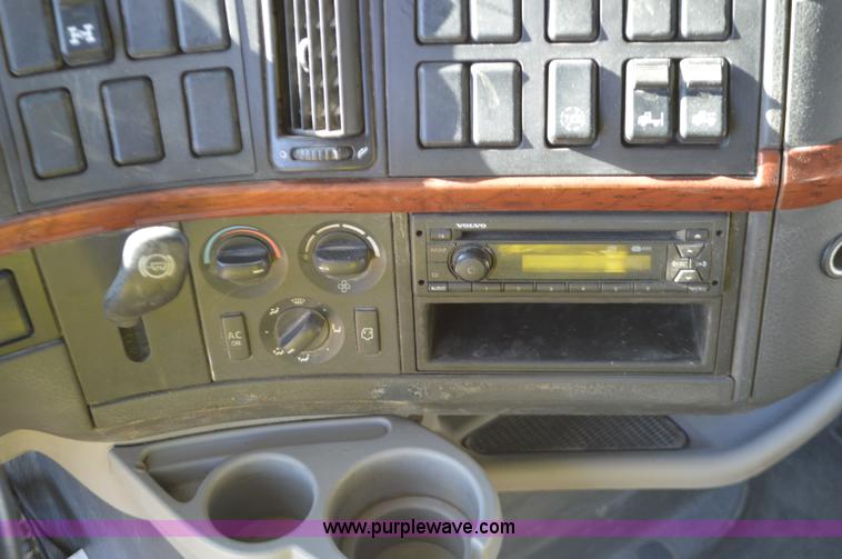 image for item K5372 2010 Volvo VNL semi truck