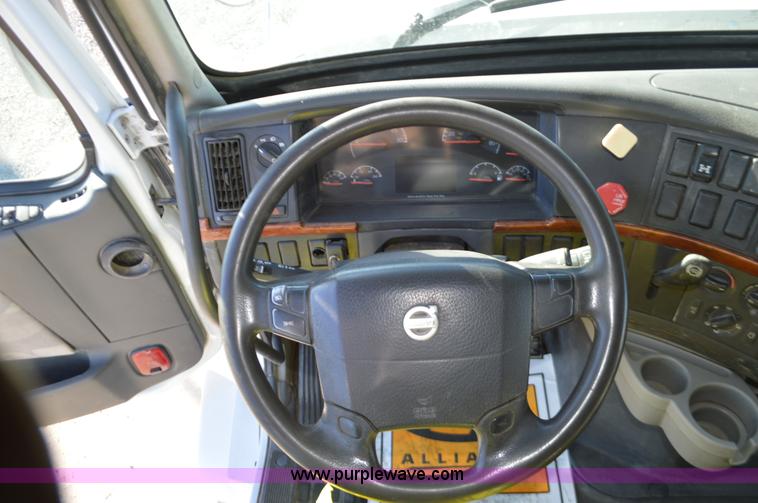image for item K5372 2010 Volvo VNL semi truck