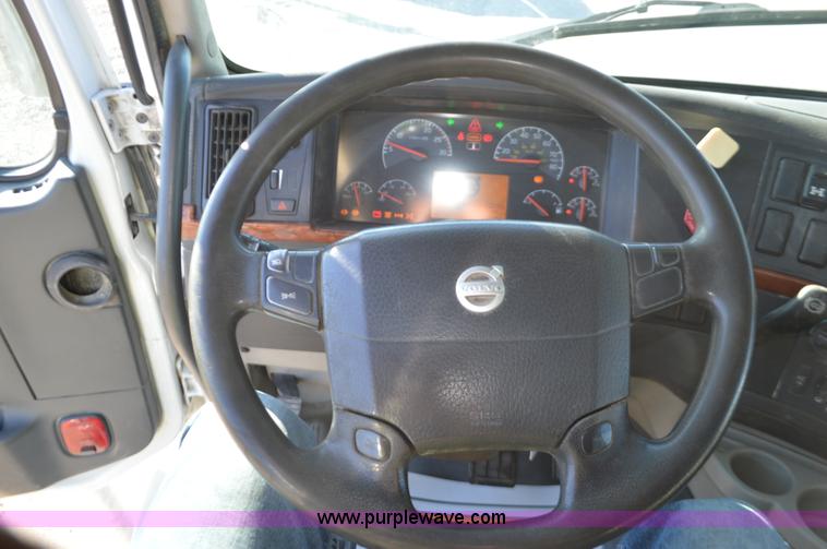 image for item K5372 2010 Volvo VNL semi truck