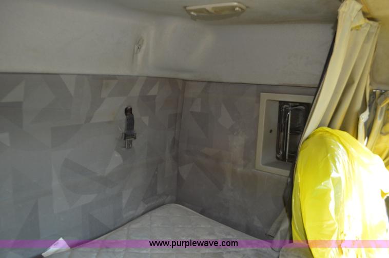 image for item K5372 2010 Volvo VNL semi truck