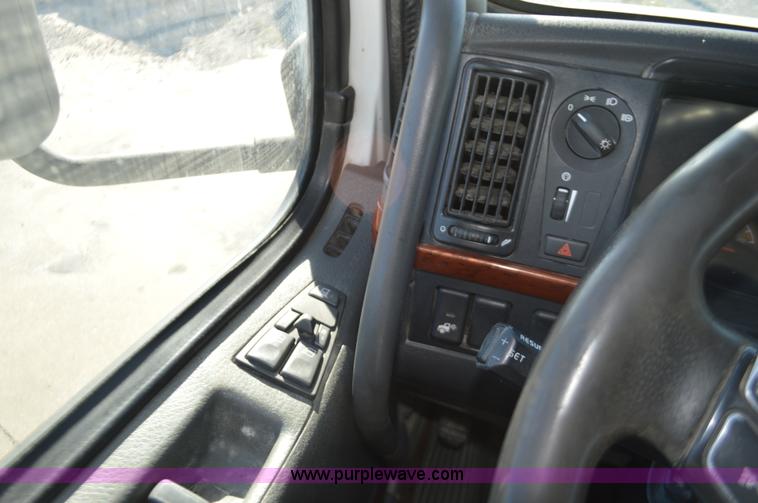 image for item K5372 2010 Volvo VNL semi truck