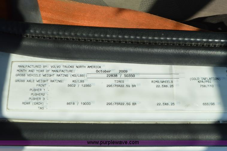 image for item K5372 2010 Volvo VNL semi truck